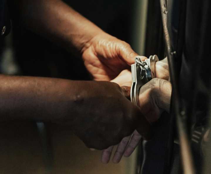 Hombre inocente casi pasa 300 días en la cárcel de Concepción por culpa de su hermano: Este último confesó todo