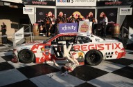 De la gloria al hospital: piloto líder de NASCAR se fractura celebrando su victoria