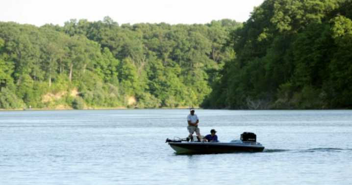 Lake Mattoon beach closed over algal bloom