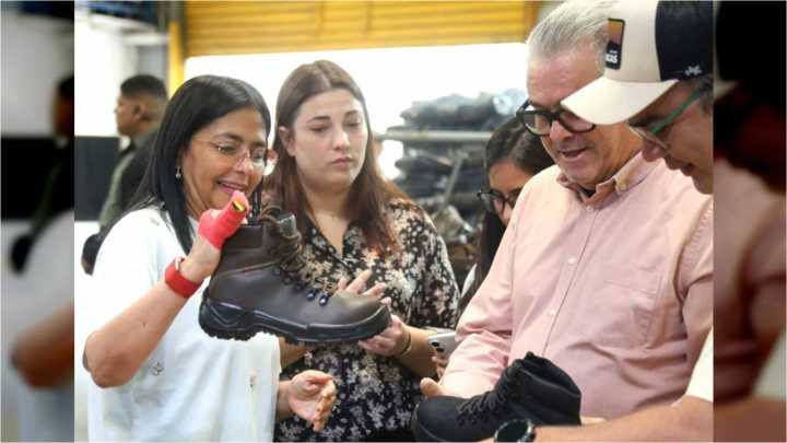 Vicepresidenta Delcy Rodríguez visitó empresa productora de zapatos del Plan Z y Escolar