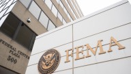 Suspenden a decenas de empleados de la FEMA tras firmar una carta abierta crítica contra la Administración Trump