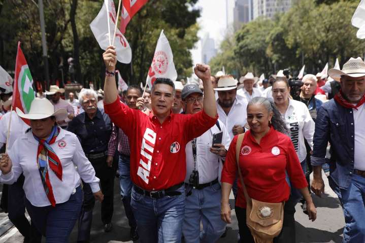 Se manifiestan priístas en apoyo a Alito Moreno