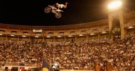 Retando a la gravedad con saltos imposibles en la Plaza de Toros de Palma
