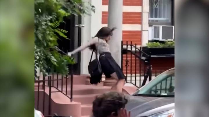 La salida triunfal de Anne Hathaway tras su caída en el rodaje de 'El Diablo Viste de Prada 2'