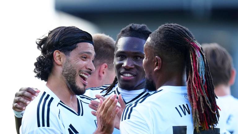 Raúl Jiménez marca golazo de tiro libre con Fulham y llega encendido al debut en Premier League