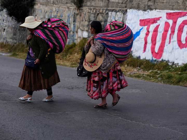 Los bolivianos eligen presidente en una elección que podría marcar un giro a la derecha después de 20 años