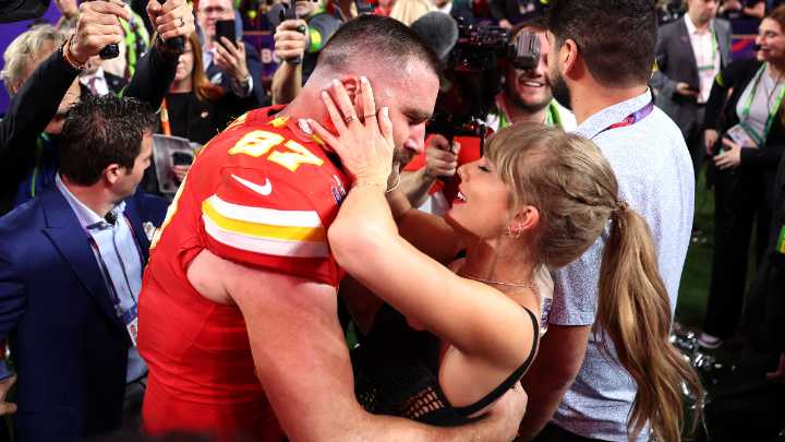 Taylor Swift y Travis Kelce hacen su primera aparición pública como prometidos (VIDEO)