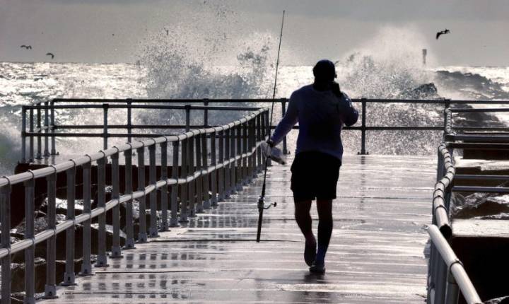 Hurricane Erin brings strong winds, flooding to parts of East Coast as it slowly moves out to sea