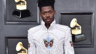 El rapero Lil Nas X fue acusado de agredir a la policía cuando fue detenido por caminar desnudo en la calle