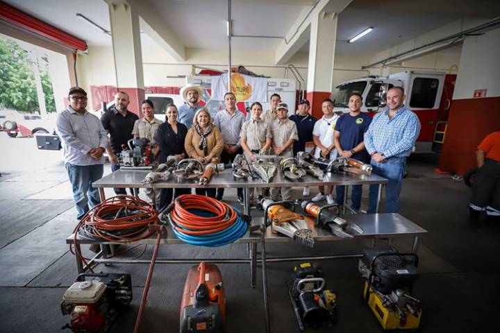 Bomberos reciben equipo de California