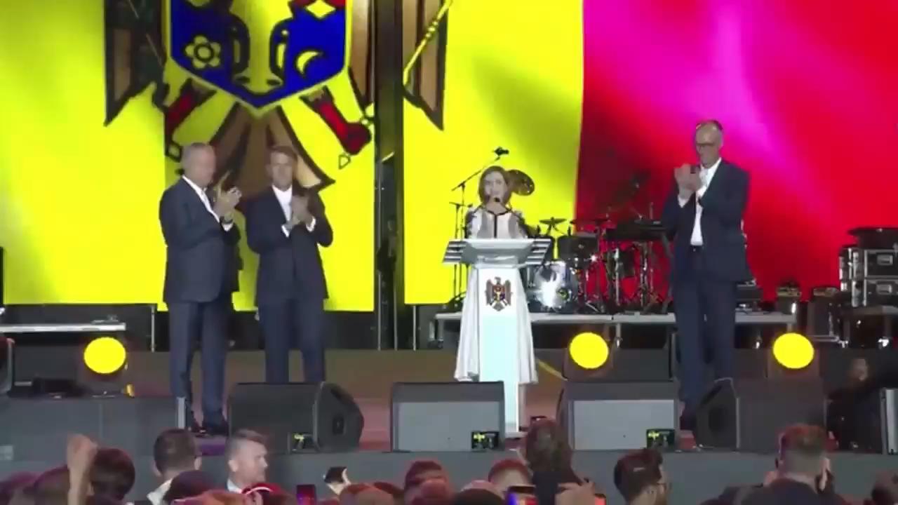 Visiting EU leaders and Marcon speaks at Independence Day rally in Chisinau