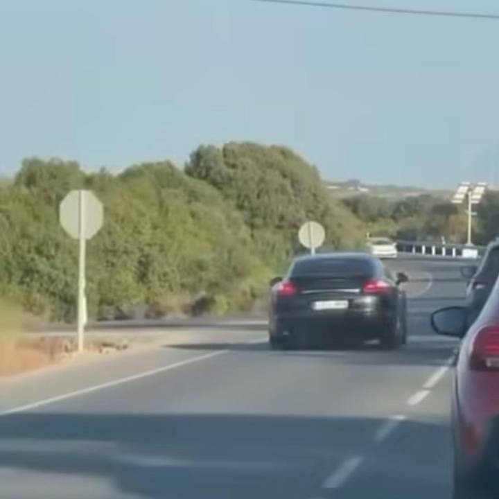 Investigan a un hombre tras publicarse en redes sociales vídeos conduciendo de forma temeraria en Tarifa