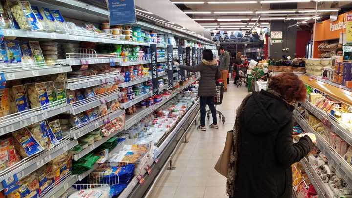 Dólar y precios, juntos a la par