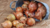 Cómo convertir la cáscara de la cebolla en un condimento natural