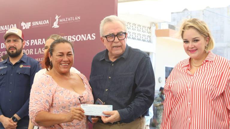 Reciben 179 familias mazatlecas afectadas por las lluvias apoyos económicos por parte del Gobierno Estatal