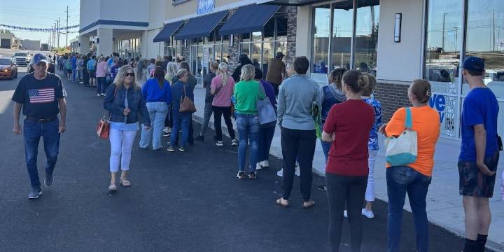 Aldi’s customers line up around the block for grand opening in Madisonville