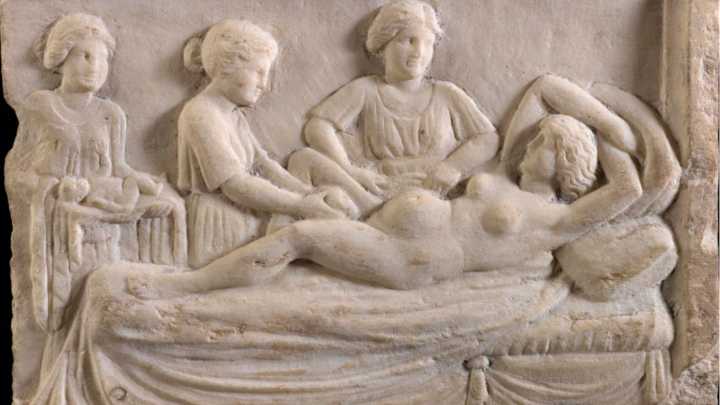 El método en la Antigua Roma para quitar los dolores del parto y el origen de por qué se envuelve a los recién nacidos con los brazos pegados