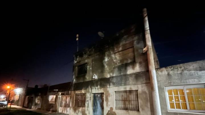 Incendio en una vivienda de barrio Santa Marta: dos personas debieron ser hospitalizadas