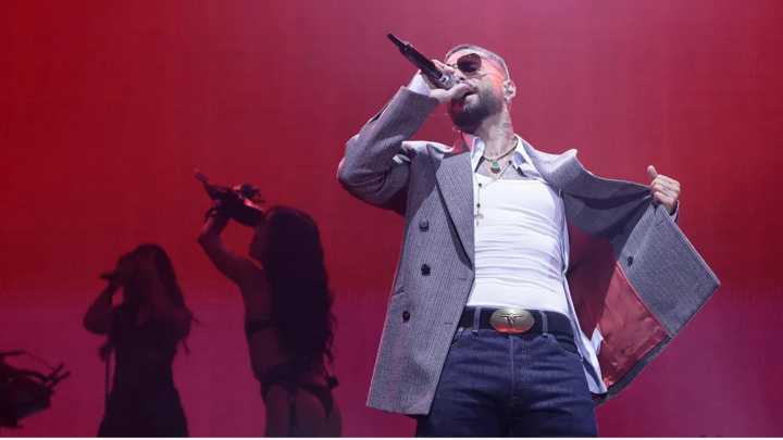 Maluma interrumpe un concierto para regañar a una madre que acudió con un bebé: "Es un acto de irresponsabilidad. No es un juguete"