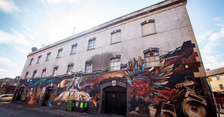 Nightclub bans phones on the dancefloor