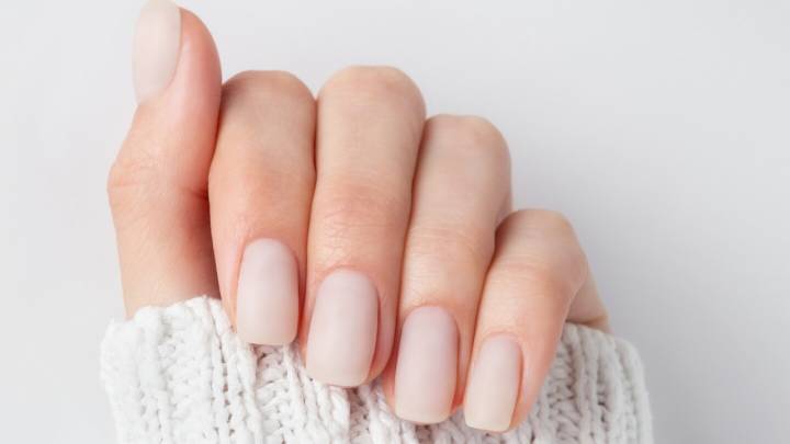 ¡Adiós uñas francesas! 5 ideas de manicure nude elegante que rejuvenece manos a los 50