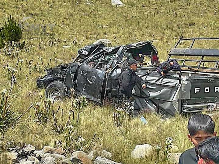 Once turistas lesionados por volcadura de colectiva en el Nevado de Toluca