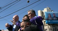 Javier Milei | Lanzan piedras al presidente de Argentina en Lomas de Zamora y tuvo que ser evacuado 