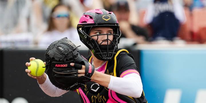 Kayla Kowalik one of the top catchers in the AUSL