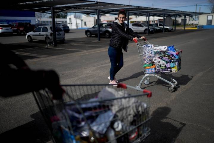 “Van por nafta pero te clavan un surtido”: advierten al gobierno uruguayo por tours de compras en Argentina