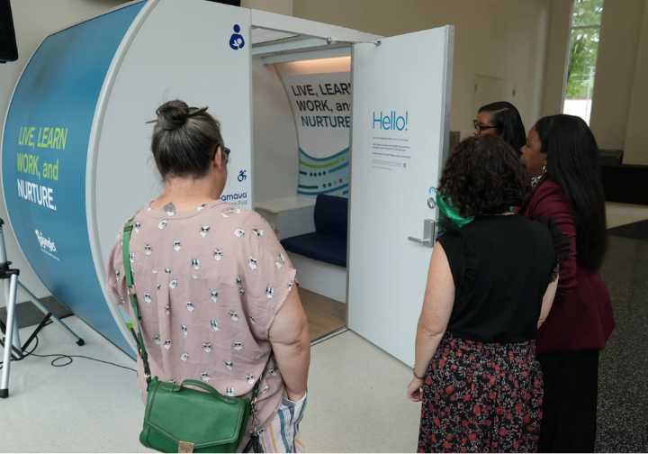 Presentan cabina de lactancia para madres en Charlotte