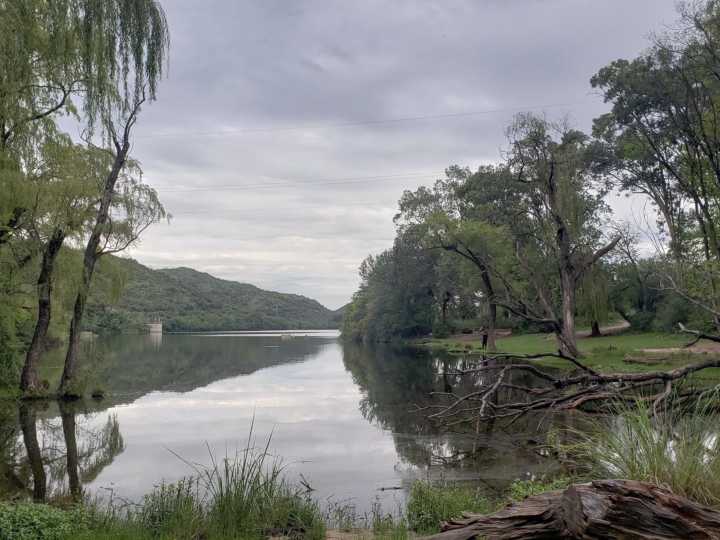 A 60 kilómetros de la ciudad de Córdoba: un lago de ensueño perfecto para tu escapada de fin de semana