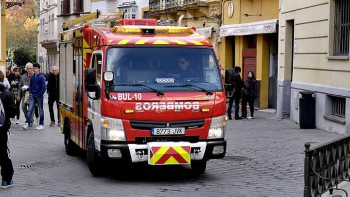 Muere una mujer en el incendio de una vivienda en ruinas en Tomares, Sevilla