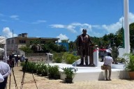 Chetumalenses reclaman mala reinstalación de estatua de Andrés Quintana Roo