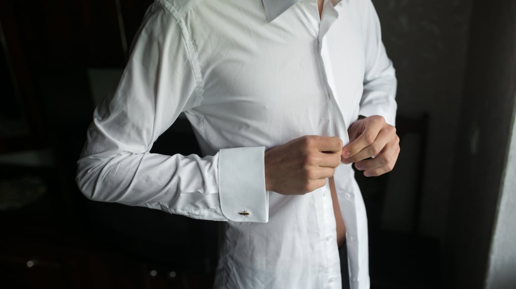 Qué significa no abrocharse todos los botones de la camisa, según la psicología
