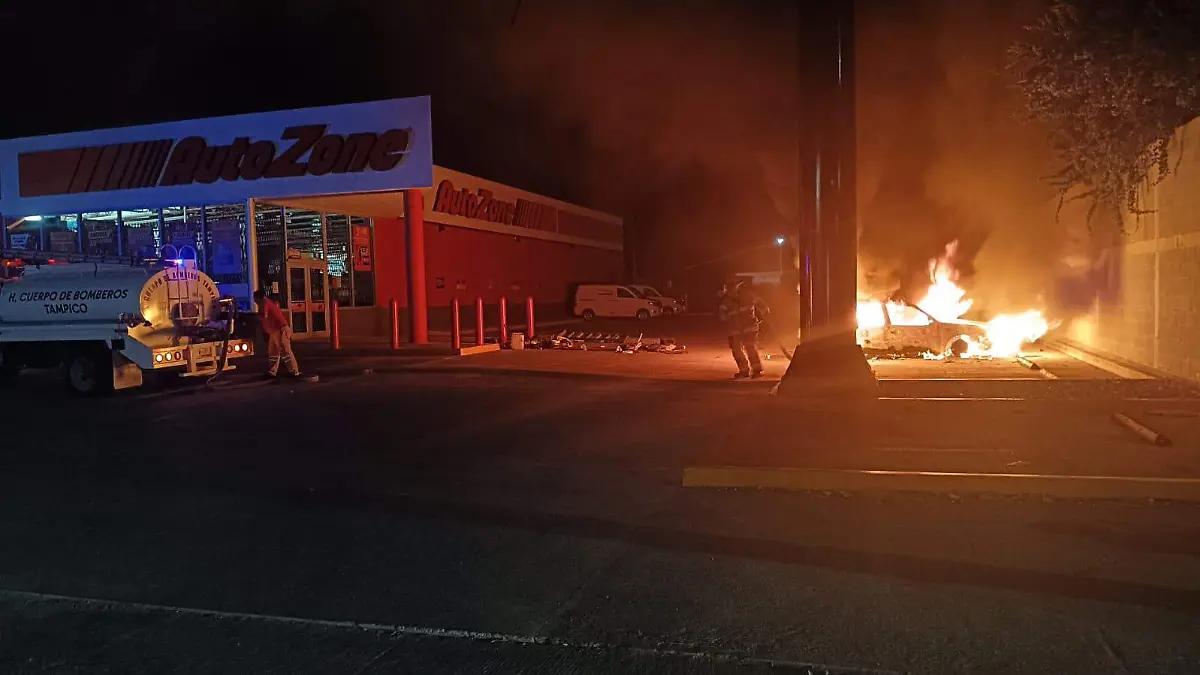 Incendio de vehículo en estacionamiento de refaccionaria en Tampico