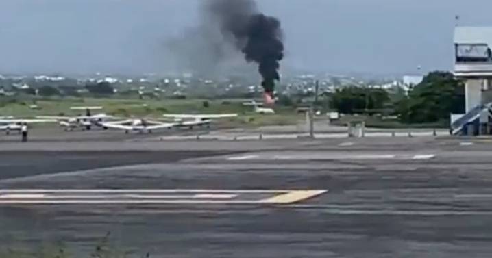 Avioneta se incendia al aterrizar en Cuernavaca, Morelos