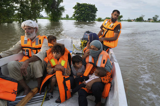 Inundaciones repentinas dejan 32 muertos en Cachemira india y desplazan a más de 150.000 en Pakistán