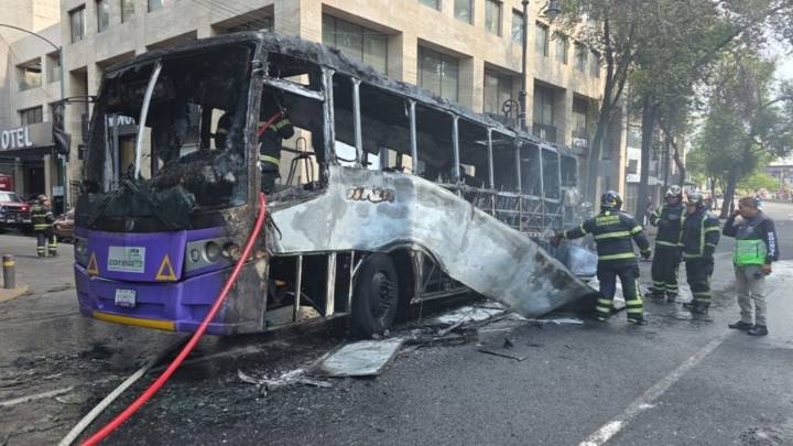 Se incendia autobús de transporte público en el Centro Histórico de la CDMX; no hay lesionados