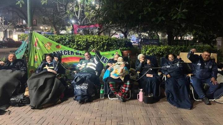 Cartonerxs en huelga de hambre se encandenan contra los recortes de Macri