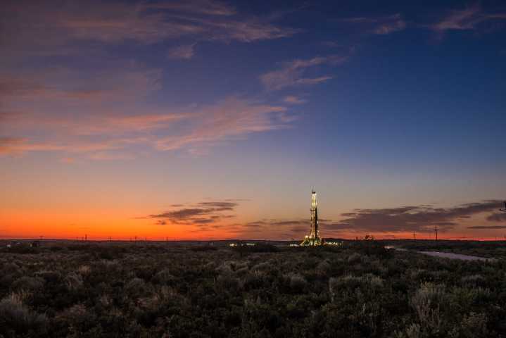 Devon tops estimates with $899M net earnings, raises output outlook