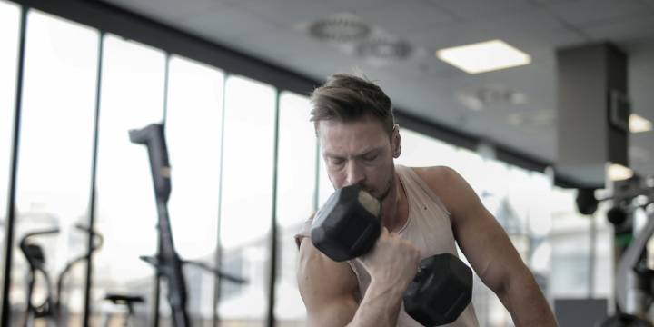 La obsesión de los hombres por el gimnasio puede afectar la vida sentimental, según un psicólogo experto en atracción