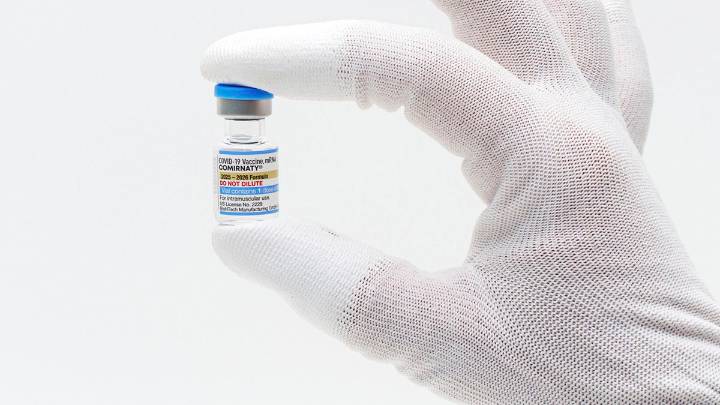 FDA aprueba vacuna actualizada contra COVID-19, pero limita acceso para algunos niños y adultos