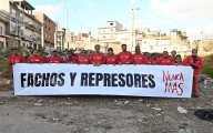 Los candidatos del FIT-U replicaron la foto de campaña libertaria con una consigna diferente: “Fachos y Represores Nunca Más”