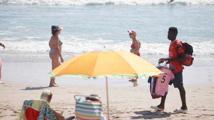 La venta de falsificaciones en el litoral de la Región, filón económico para las mafias