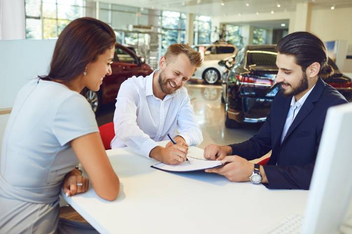 Los 5 errores más costosos al comprar un auto, según Edmunds