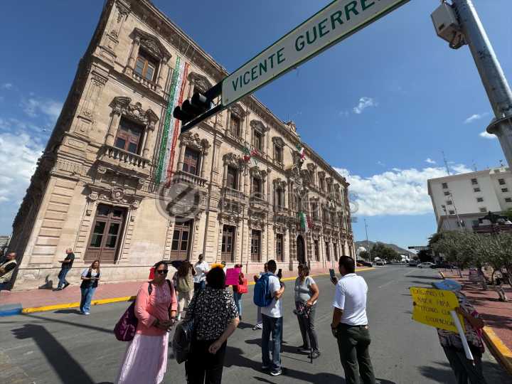 Reanudan manifestación afuera de Palacio, exigen apoyos para personas con discapacidad