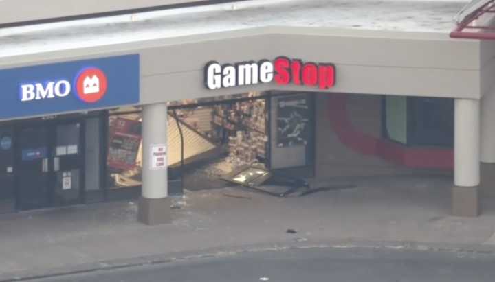 Burglary at Northwest Side mall sparks police shooting, chase, collision