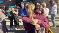 3 muertos, incluyendo agresor, tras tiroteo en una escuela católica de Minneapolis, dice policía