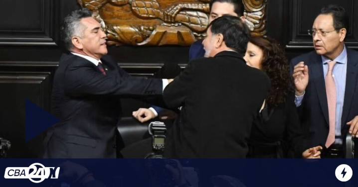 Escándalo en el Congreso de México: piñas y empujones entre dos senadores