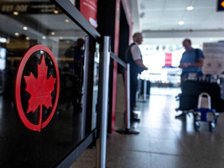 Air travelers face lengthy backlog in resolving complaints